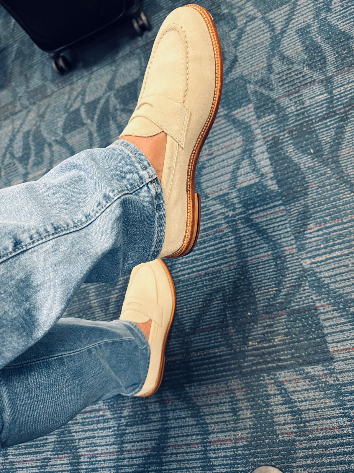 Photo by Bota71 on June 26, 2024 of the Grant Stone Traveler Loafer in Butter Suede.