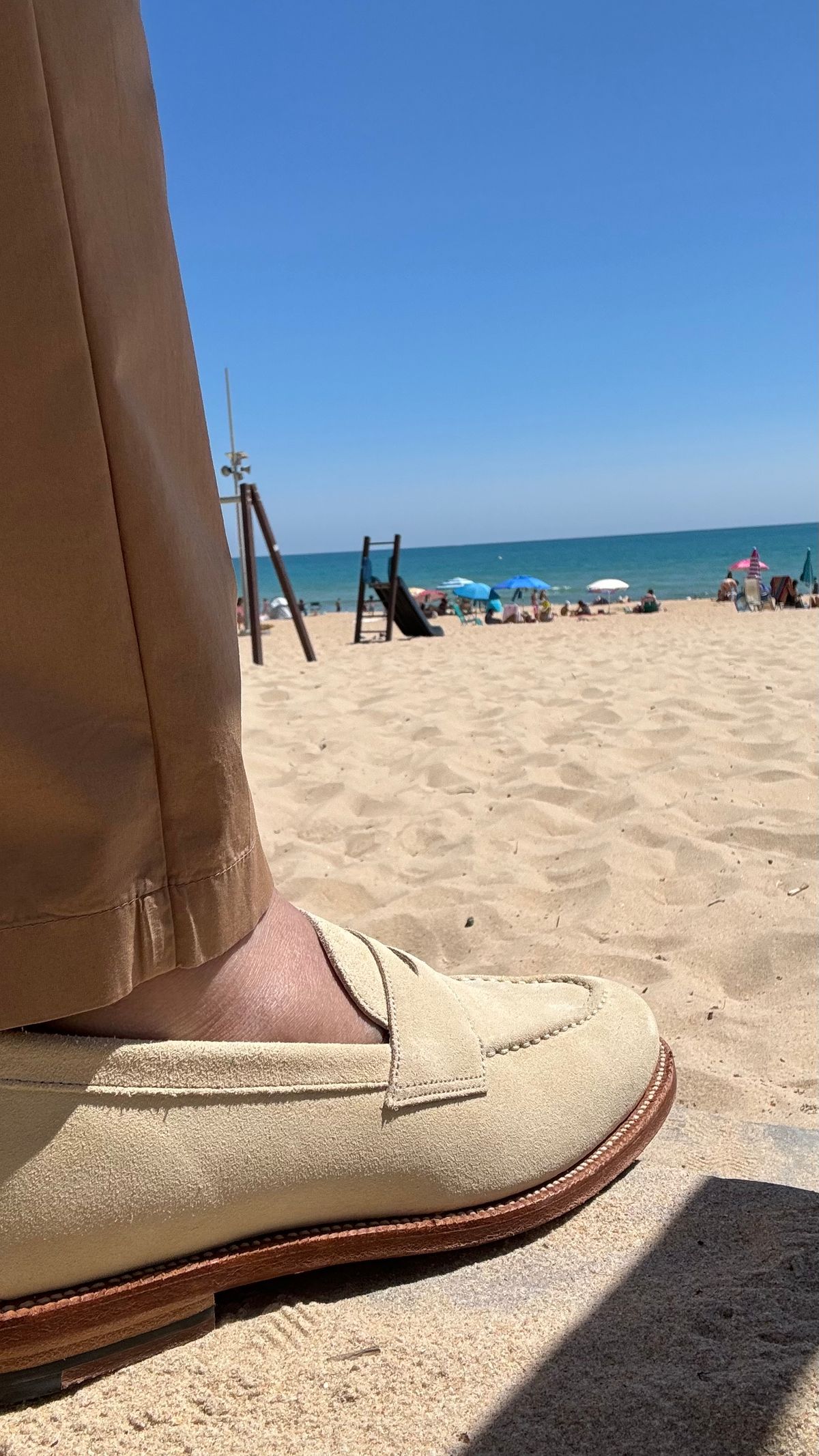 Photo by Bota71 on July 1, 2024 of the Grant Stone Traveler Loafer in Butter Suede.