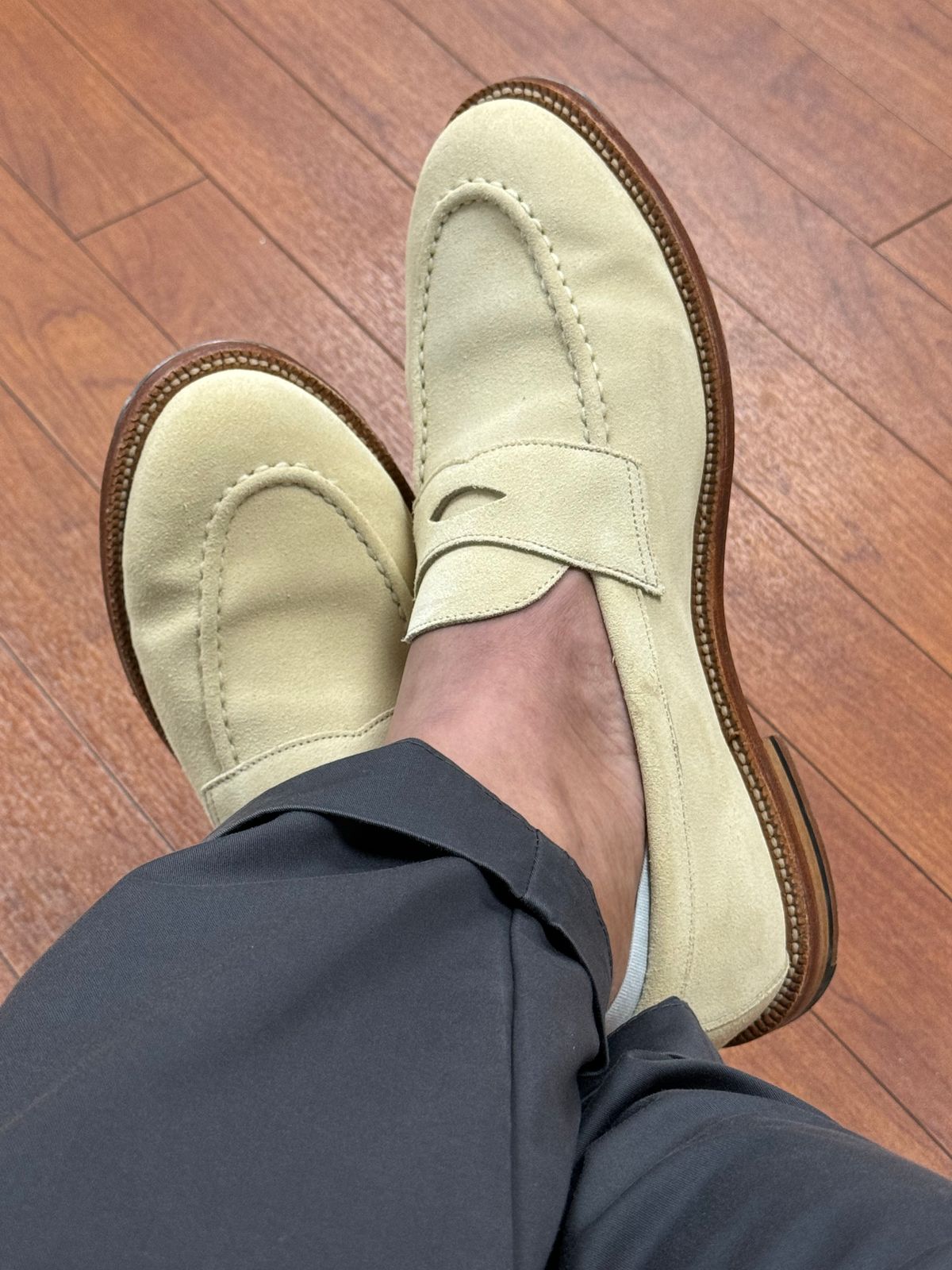 Photo by Bota71 on August 20, 2024 of the Grant Stone Traveler Loafer in Butter Suede.