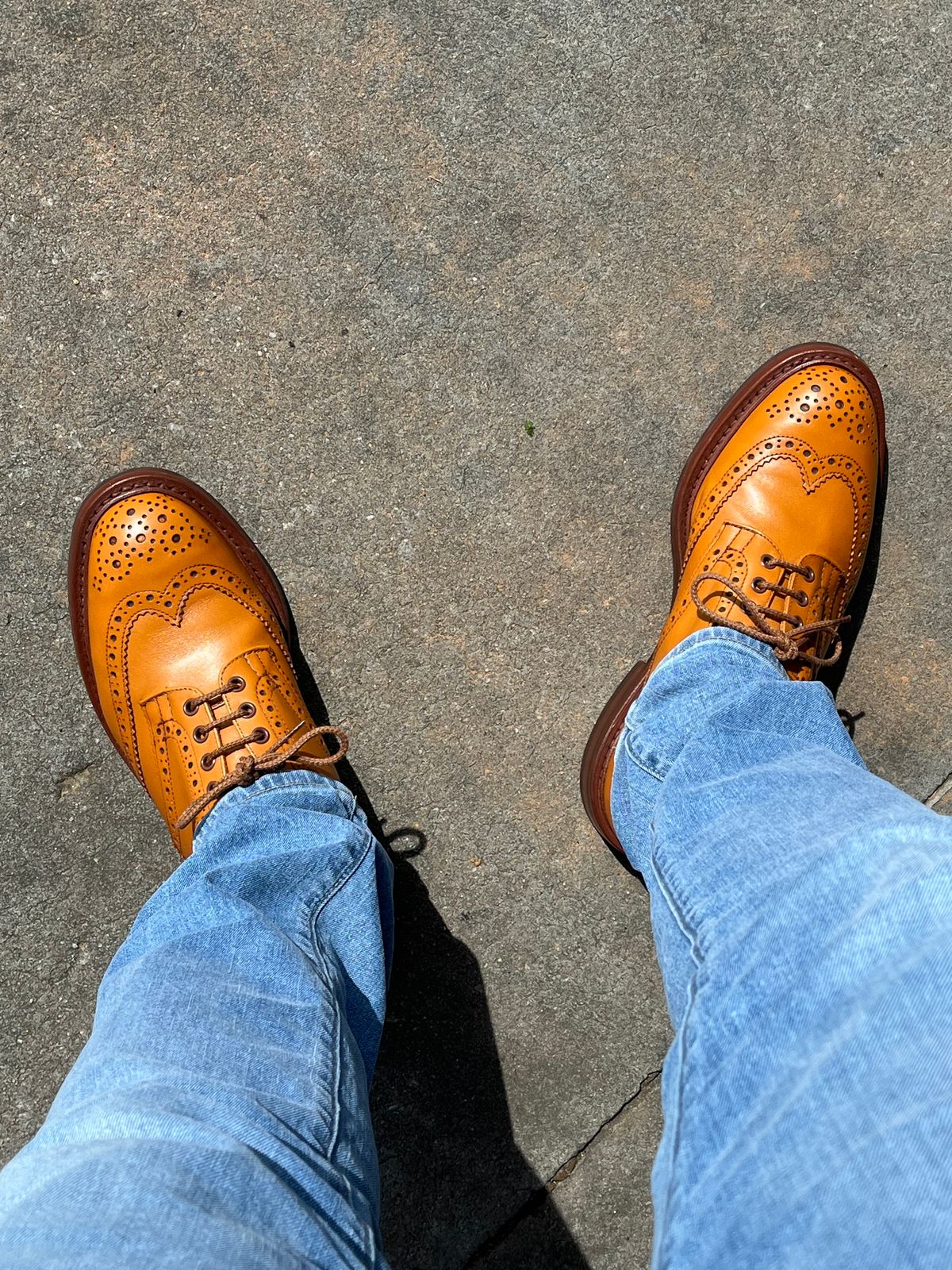 Photo by Bota71 on March 31, 2024 of the Tricker's Bourton Country Shoe in Acorn Antique.