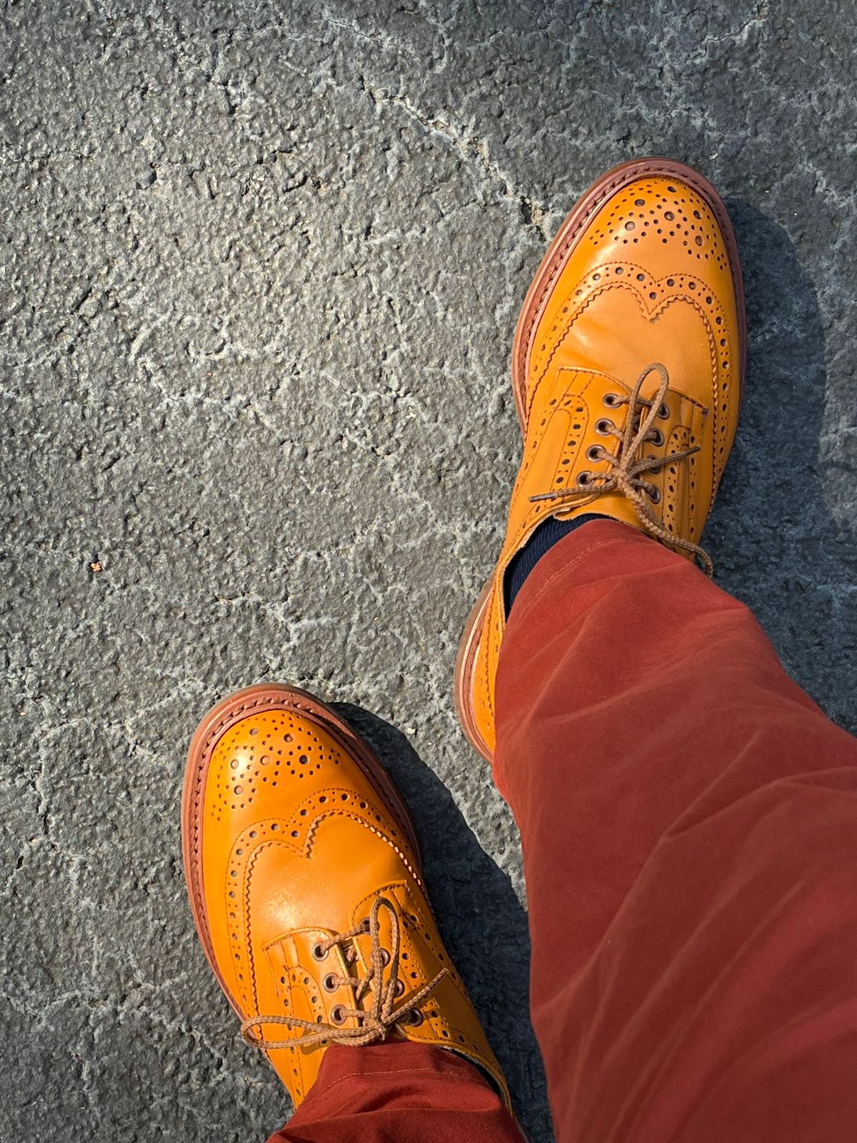 Photo by Bota71 on May 31, 2022 of the Tricker's Bourton Country Shoe in Acorn Antique.