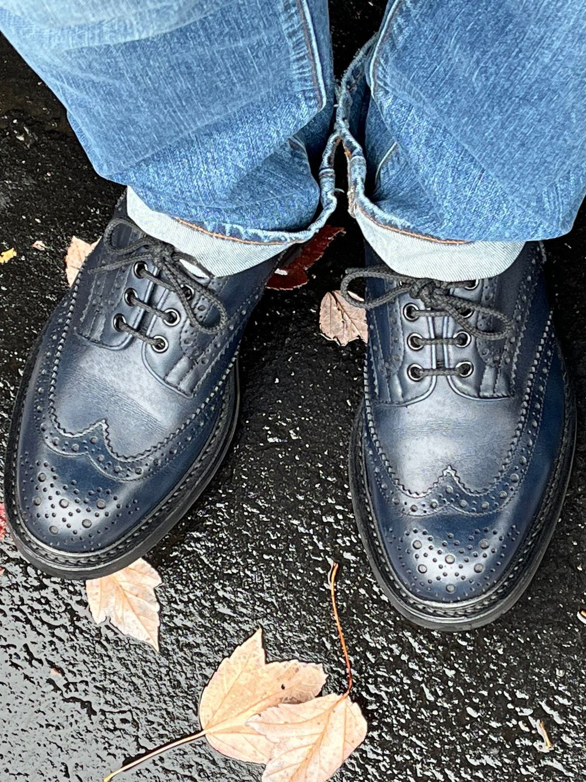 Photo by Bota71 on November 11, 2023 of the Tricker's Bourton Country Shoe in Navy Calf.