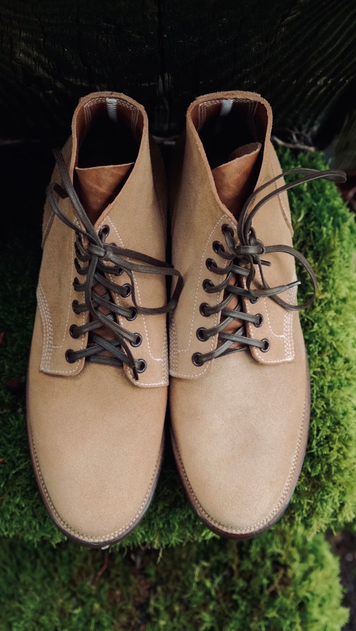 Photo by yuswang on October 5, 2023 of the Viberg Boondocker in Horween Natural Chromexcel Roughout.