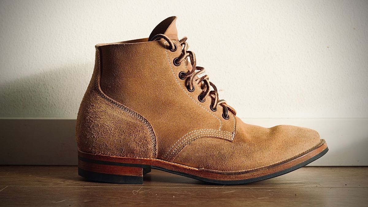 Photo by yuswang on October 18, 2023 of the Viberg Boondocker in Horween Natural Chromexcel Roughout.