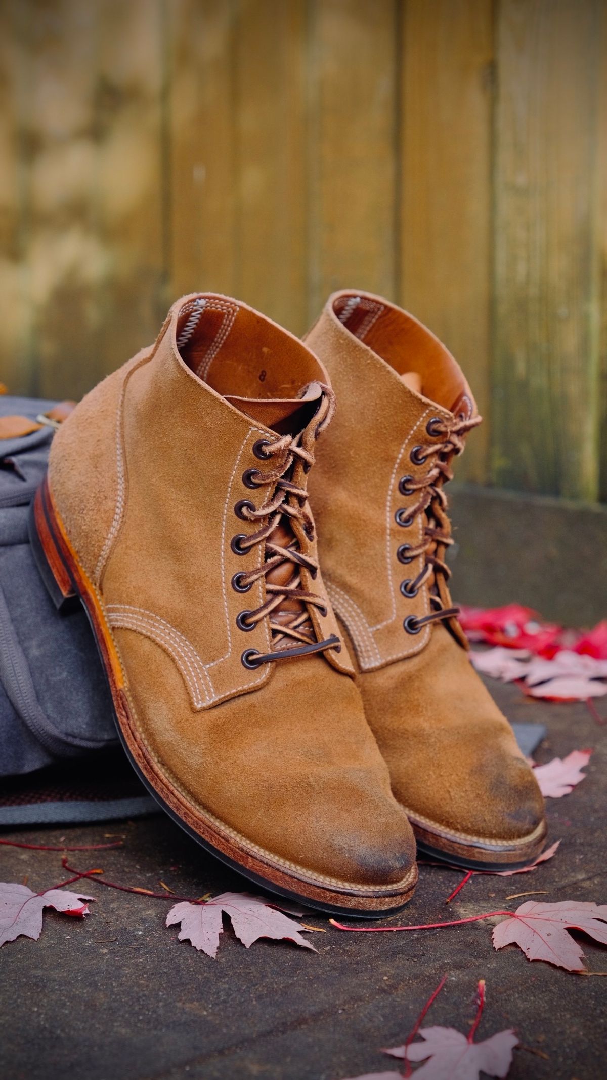 Photo by yuswang on November 1, 2023 of the Viberg Boondocker in Horween Natural Chromexcel Roughout.