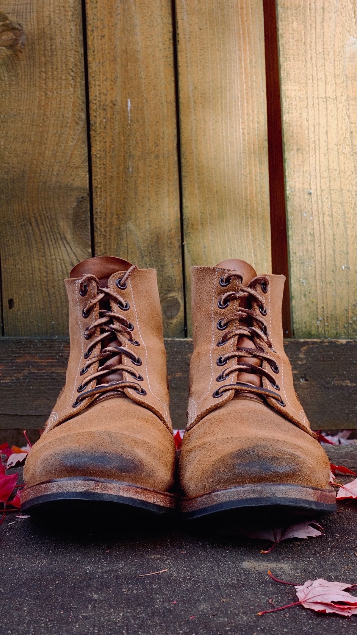Photo by yuswang on November 1, 2023 of the Viberg Boondocker in Horween Natural Chromexcel Roughout.