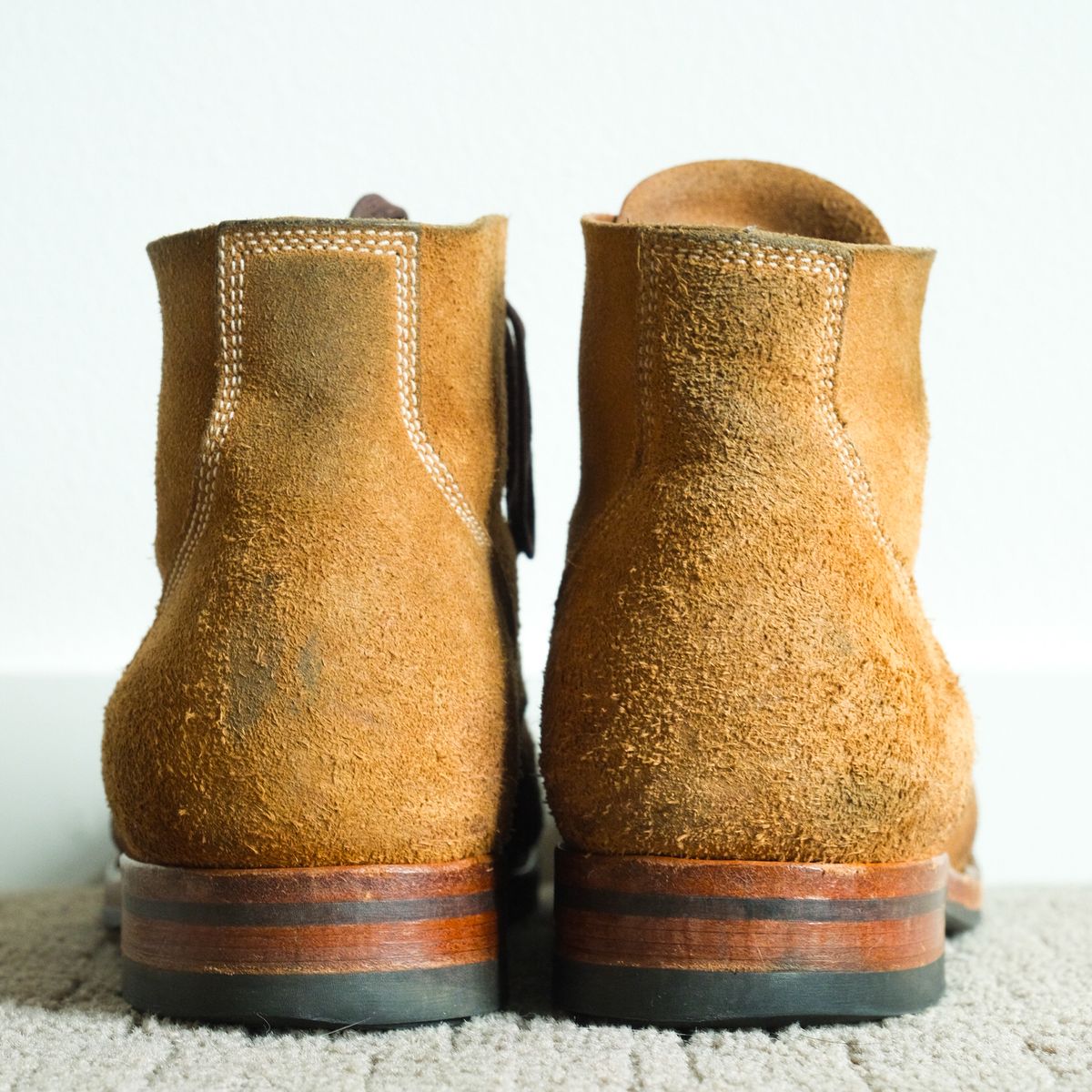 Photo by yuswang on December 2, 2023 of the Viberg Boondocker in Horween Natural Chromexcel Roughout.