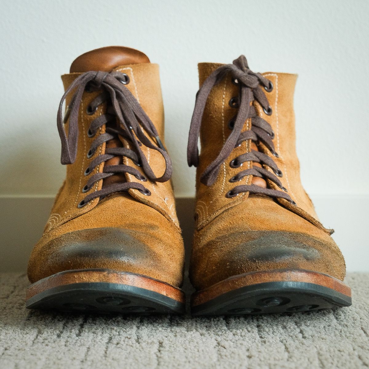 Photo by yuswang on December 2, 2023 of the Viberg Boondocker in Horween Natural Chromexcel Roughout.