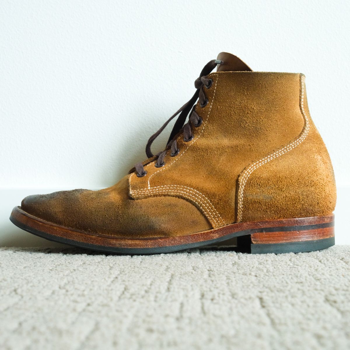 Photo by yuswang on December 2, 2023 of the Viberg Boondocker in Horween Natural Chromexcel Roughout.
