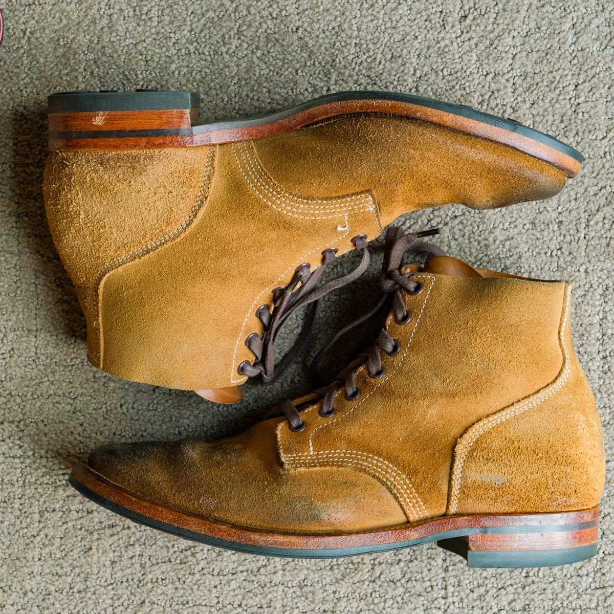 Photo by yuswang on December 2, 2023 of the Viberg Boondocker in Horween Natural Chromexcel Roughout.