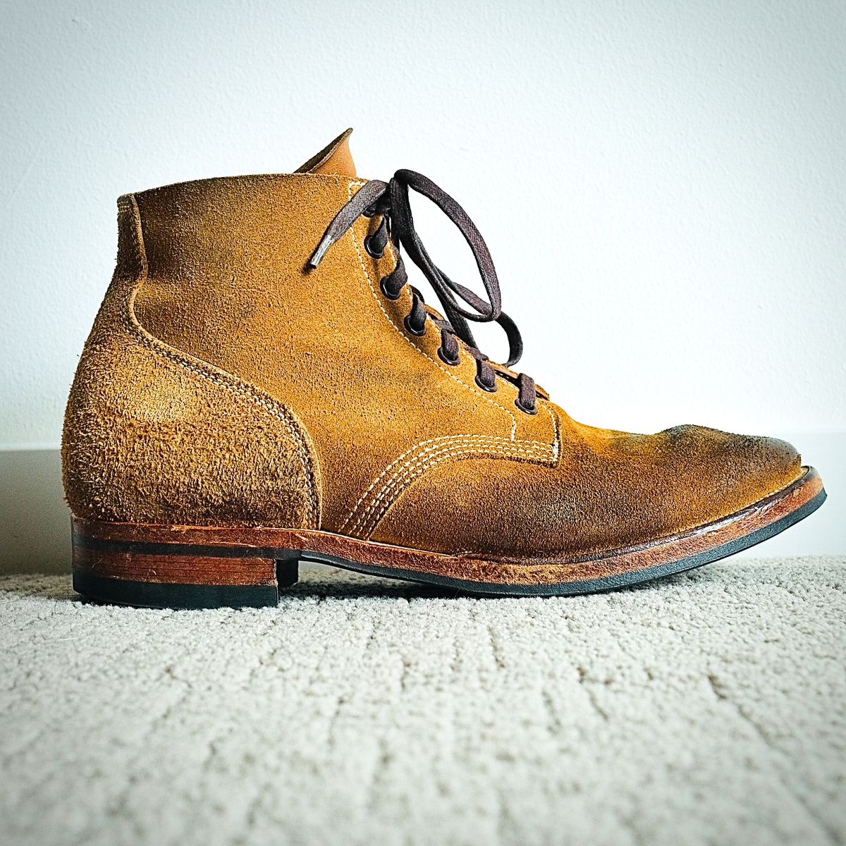 Photo by yuswang on December 2, 2023 of the Viberg Boondocker in Horween Natural Chromexcel Roughout.