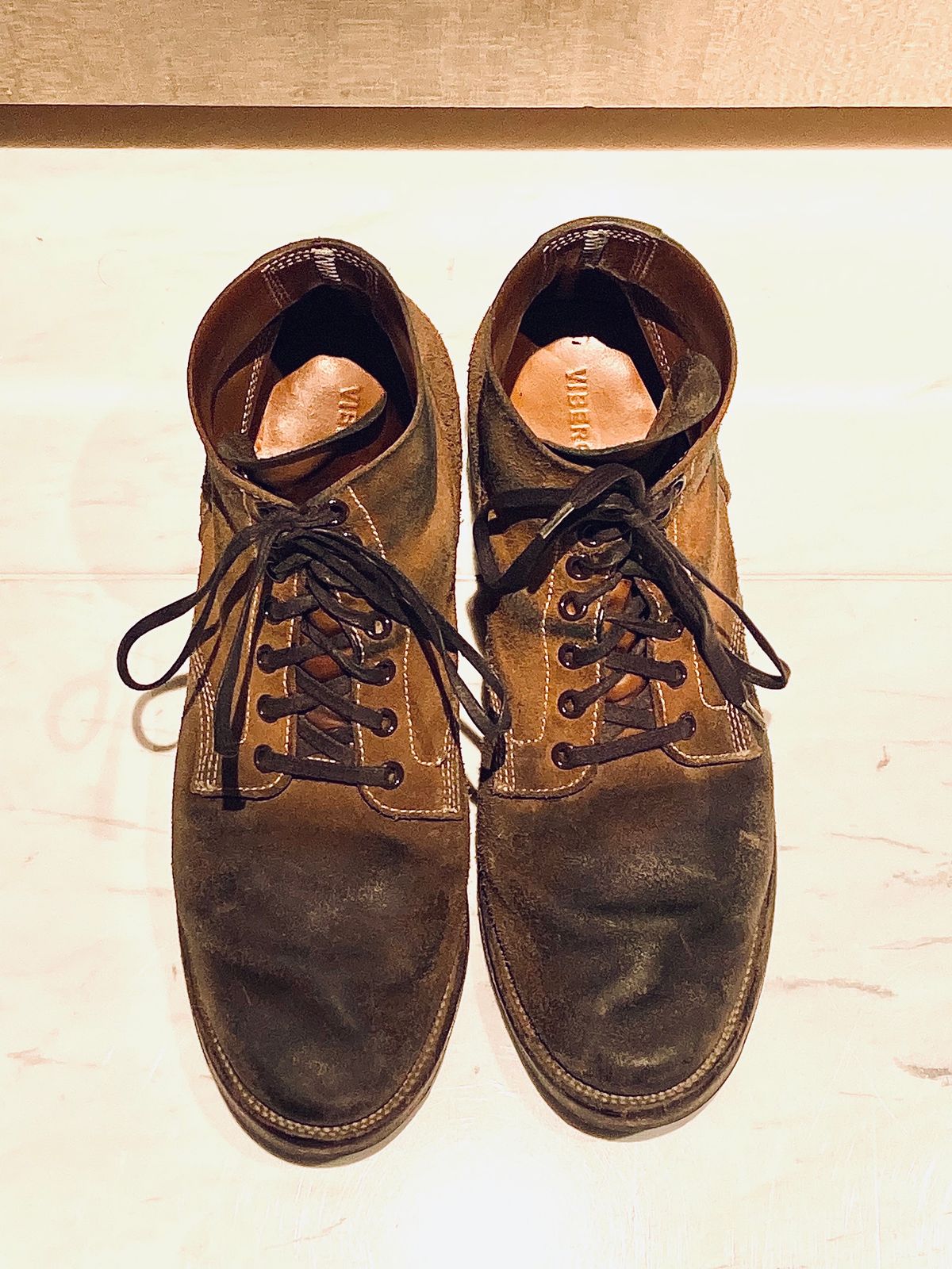 Photo by yuswang on February 2, 2024 of the Viberg Boondocker in Horween Natural Chromexcel Roughout.