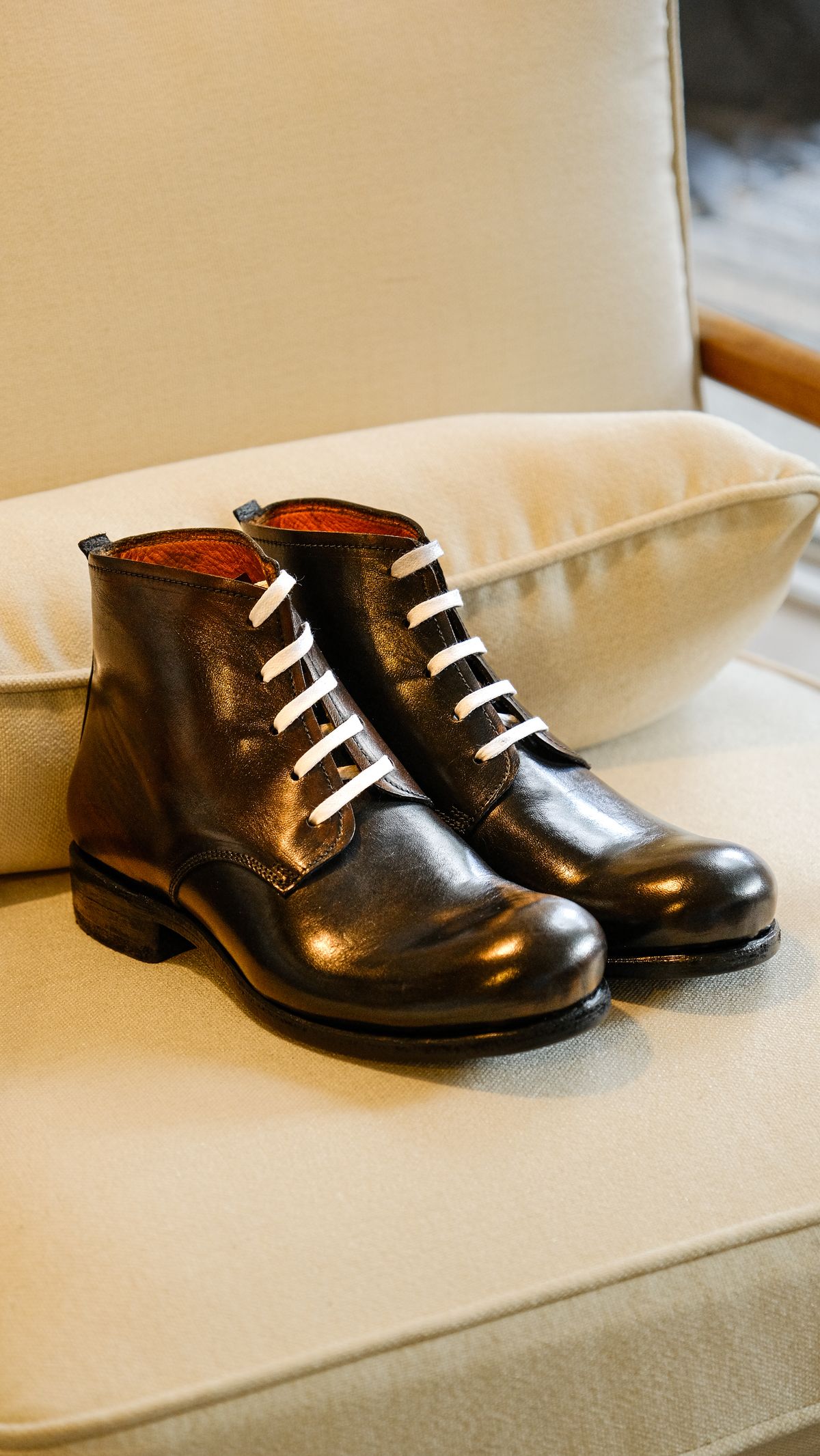 Photo by yuswang on October 3, 2025 of the Dimissinano & Miller Three-piece ankle boot in Horse avant corpo, black.