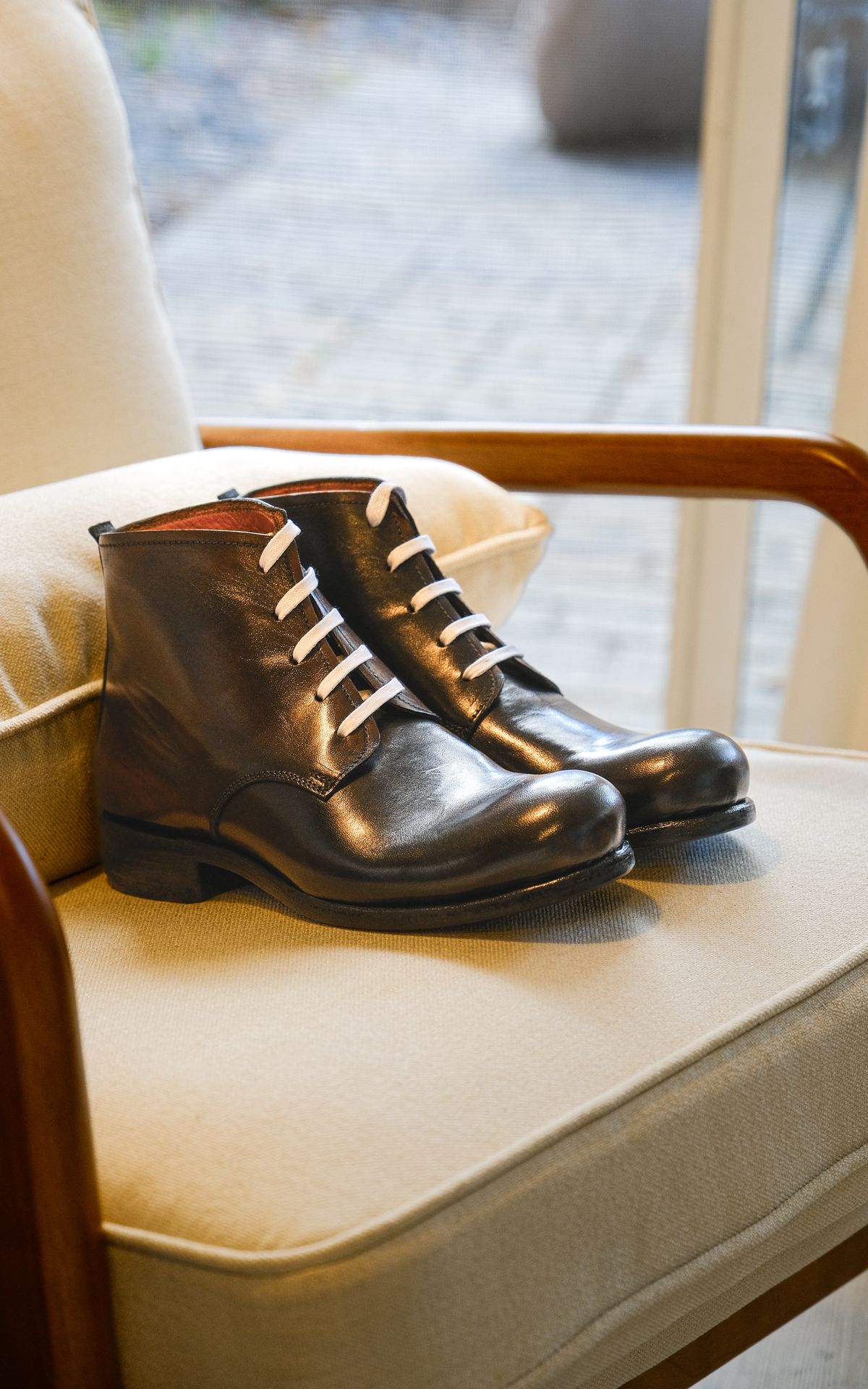 Photo by yuswang on October 3, 2025 of the Dimissinano & Miller Three-piece ankle boot in Horse avant corpo, black.
