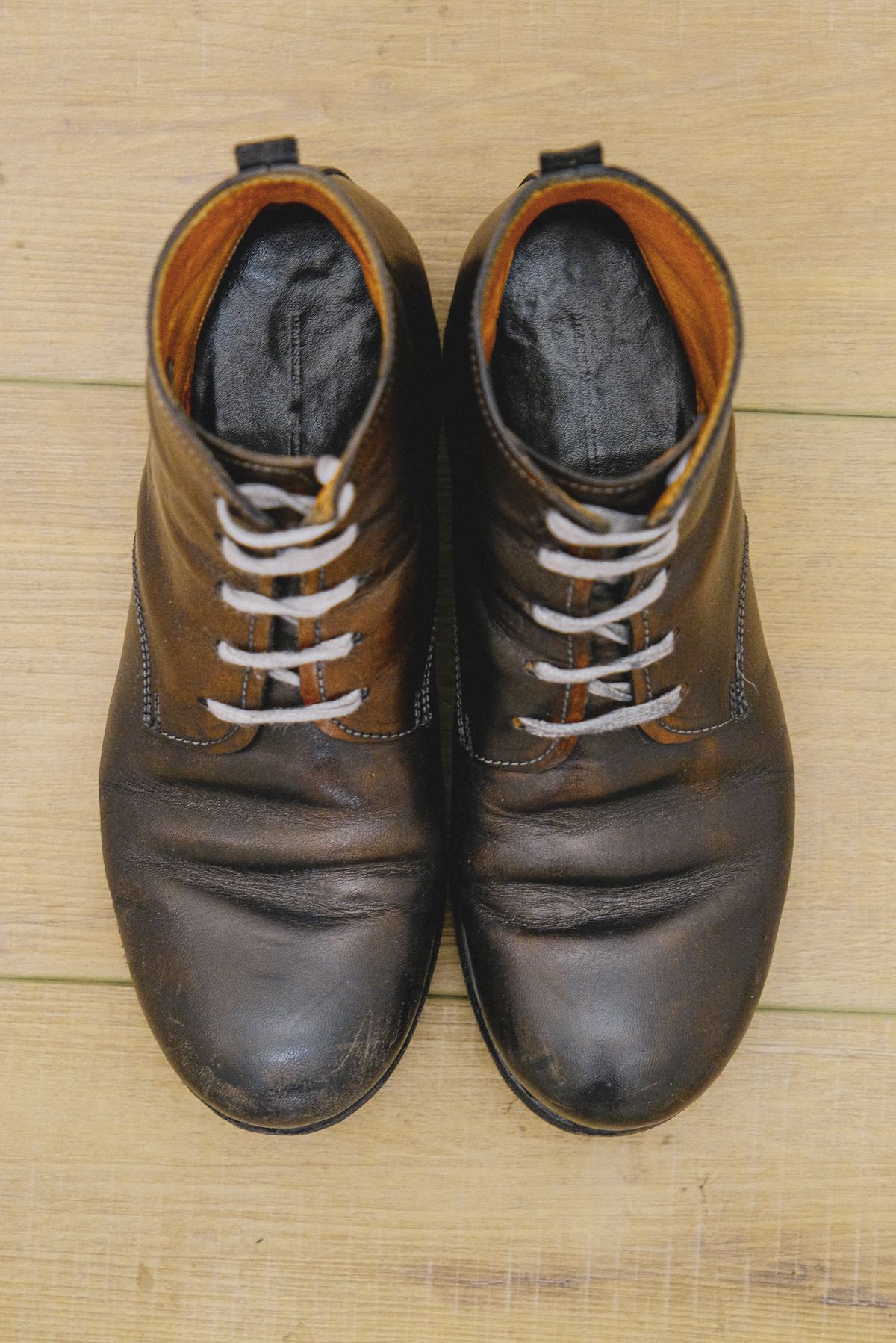 Photo by yuswang on November 3, 2025 of the Dimissinano & Miller Three-piece ankle boot in Horse avant corpo, black.