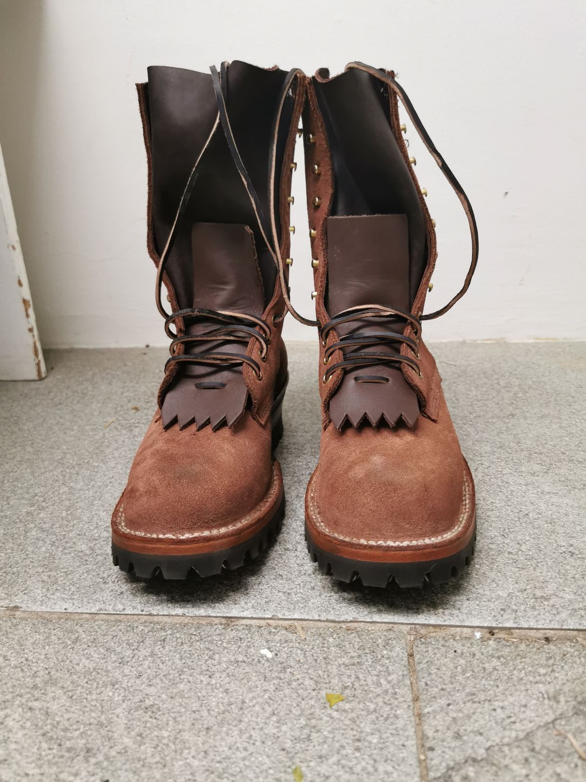 Photo by david on October 1, 2023 of the Drew's Boots DROP10V in Seidel Elk Tan Roughout.