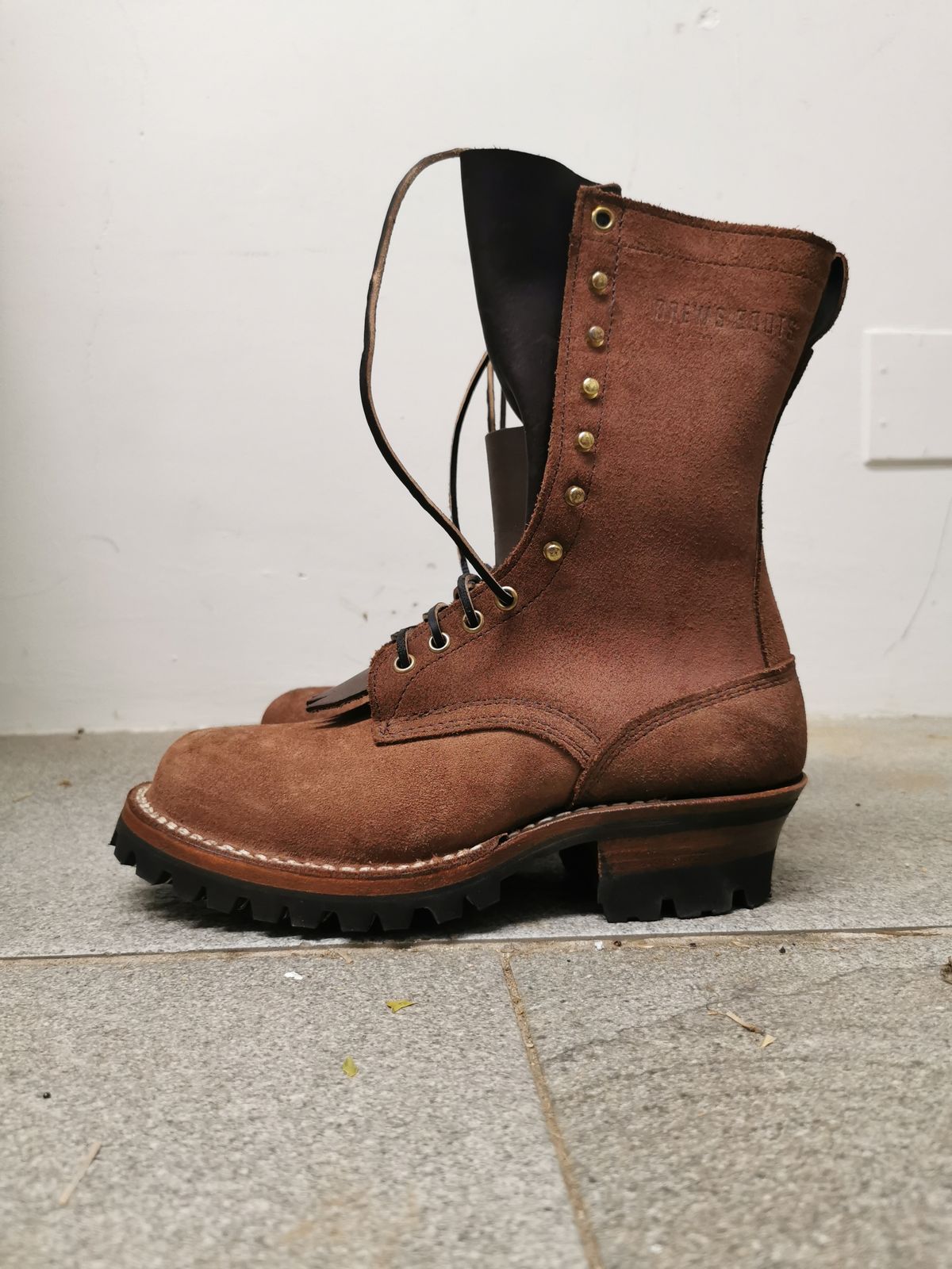 Photo by david on October 1, 2023 of the Drew's Boots DROP10V in Seidel Elk Tan Roughout.