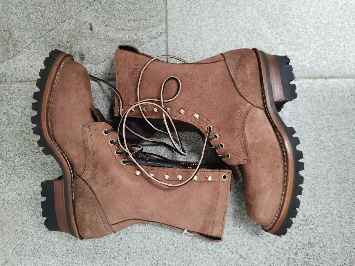 Photo by david on October 1, 2023 of the Drew's Boots DROP10V in Seidel Elk Tan Roughout.