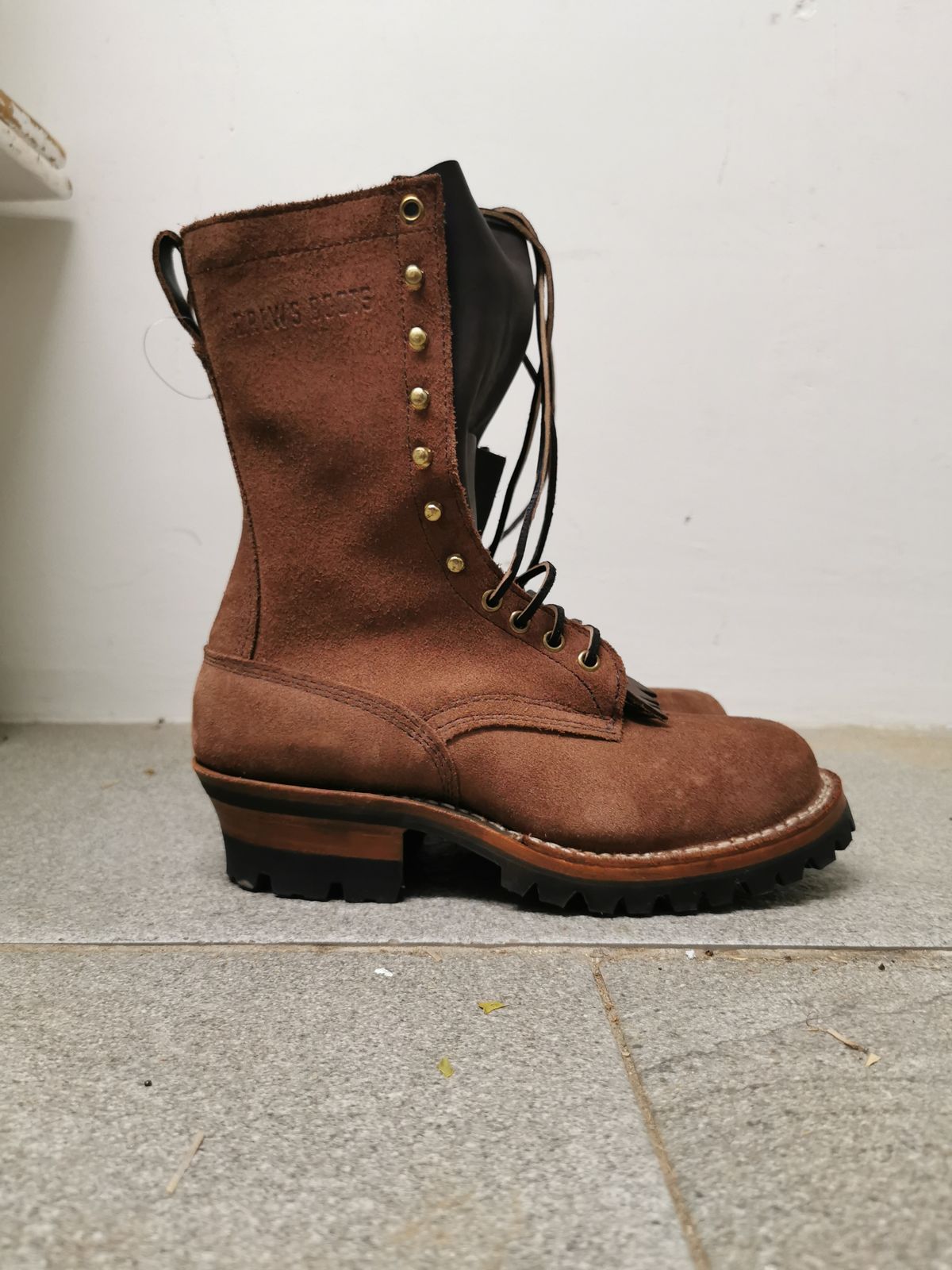 Photo by david on October 1, 2023 of the Drew's Boots DROP10V in Seidel Elk Tan Roughout.