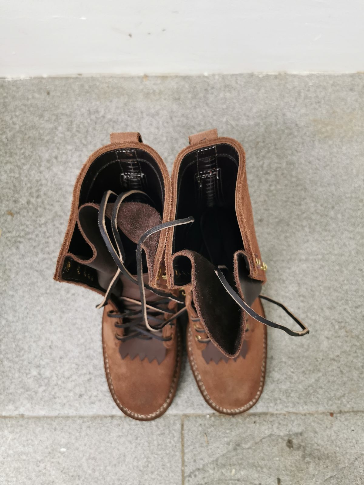 Photo by david on October 1, 2023 of the Drew's Boots DROP10V in Seidel Elk Tan Roughout.