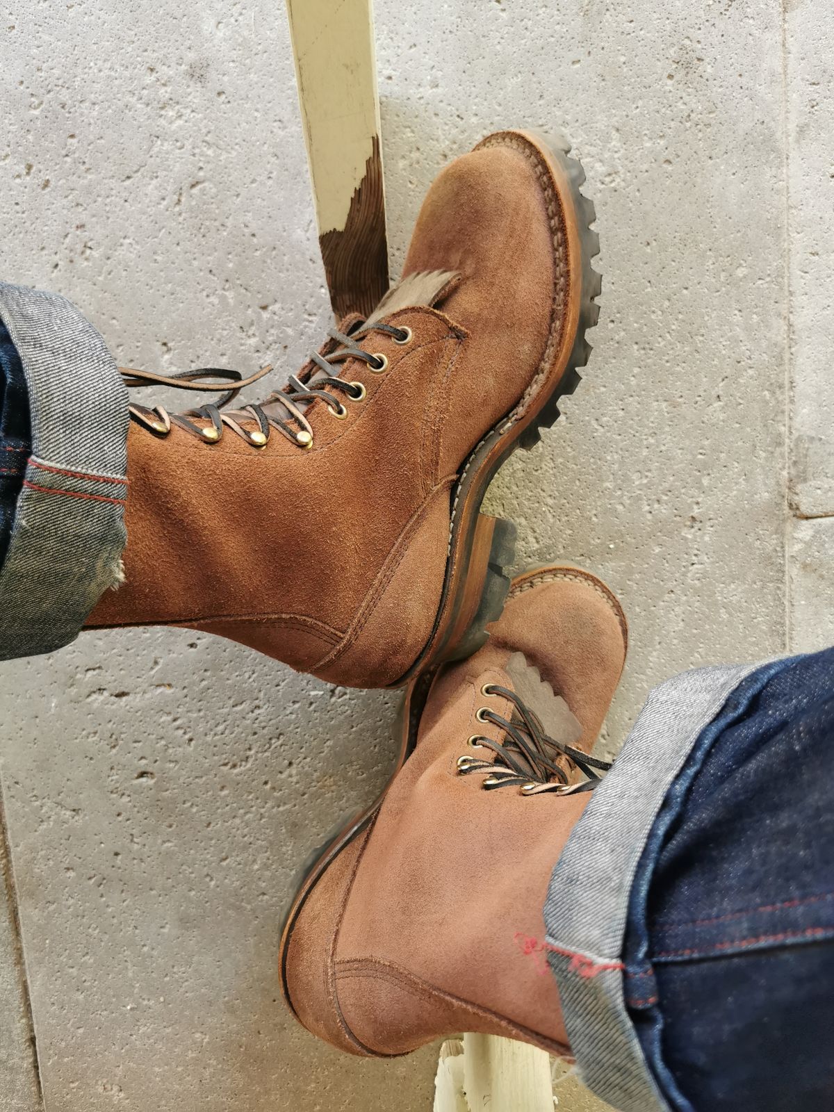 Photo by david on October 1, 2023 of the Drew's Boots DROP10V in Seidel Elk Tan Roughout.