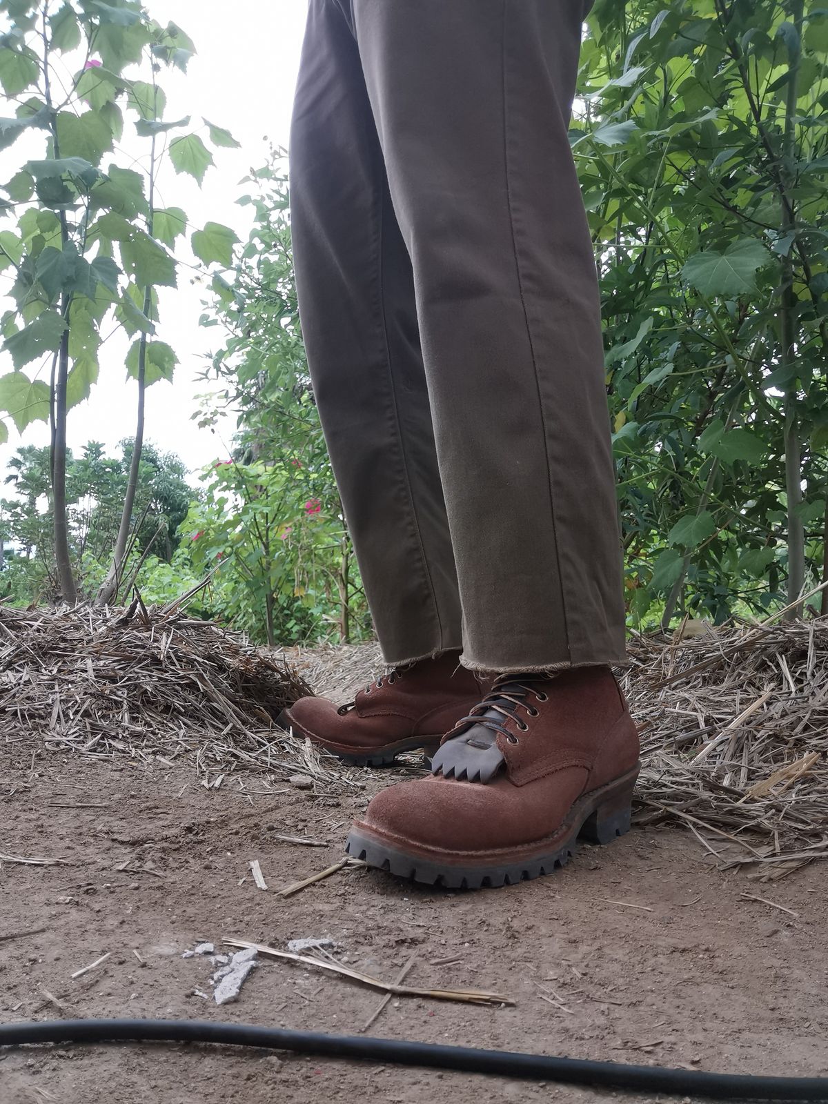 Photo by david on October 6, 2023 of the Drew's Boots DROP10V in Seidel Elk Tan Roughout.