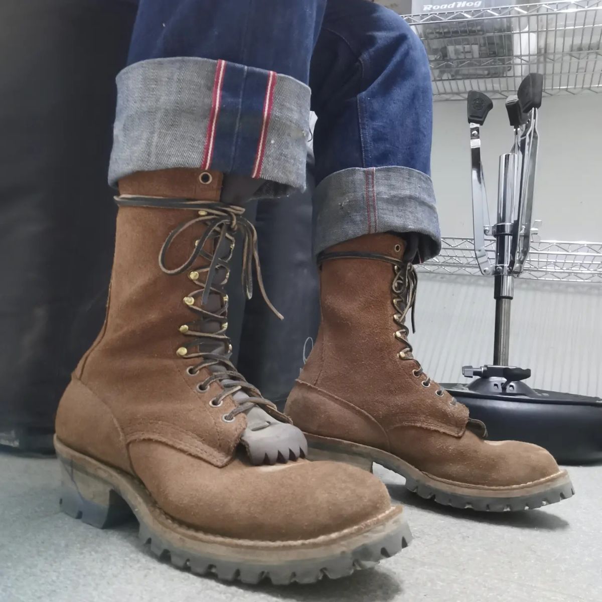 Photo by david on October 19, 2023 of the Drew's Boots DROP10V in Seidel Elk Tan Roughout.