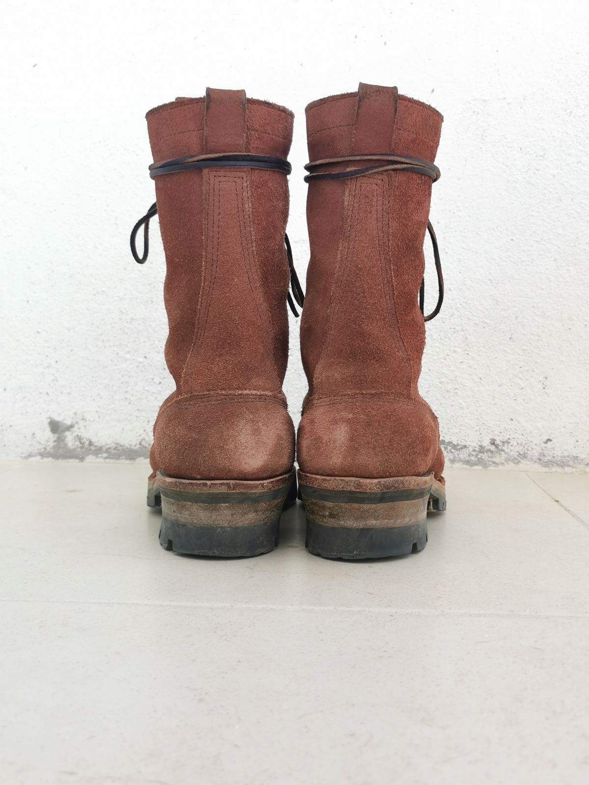Photo by david on November 1, 2023 of the Drew's Boots DROP10V in Seidel Elk Tan Roughout.