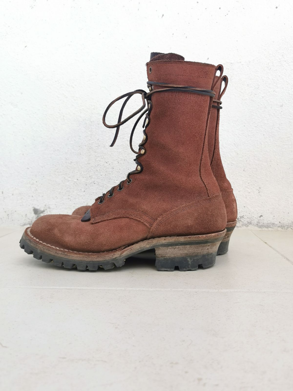Photo by david on November 1, 2023 of the Drew's Boots DROP10V in Seidel Elk Tan Roughout.