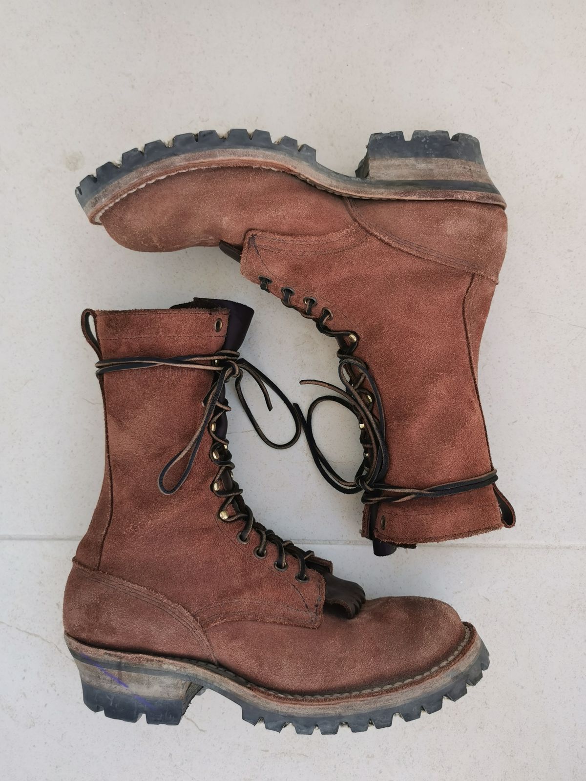 Photo by david on November 1, 2023 of the Drew's Boots DROP10V in Seidel Elk Tan Roughout.