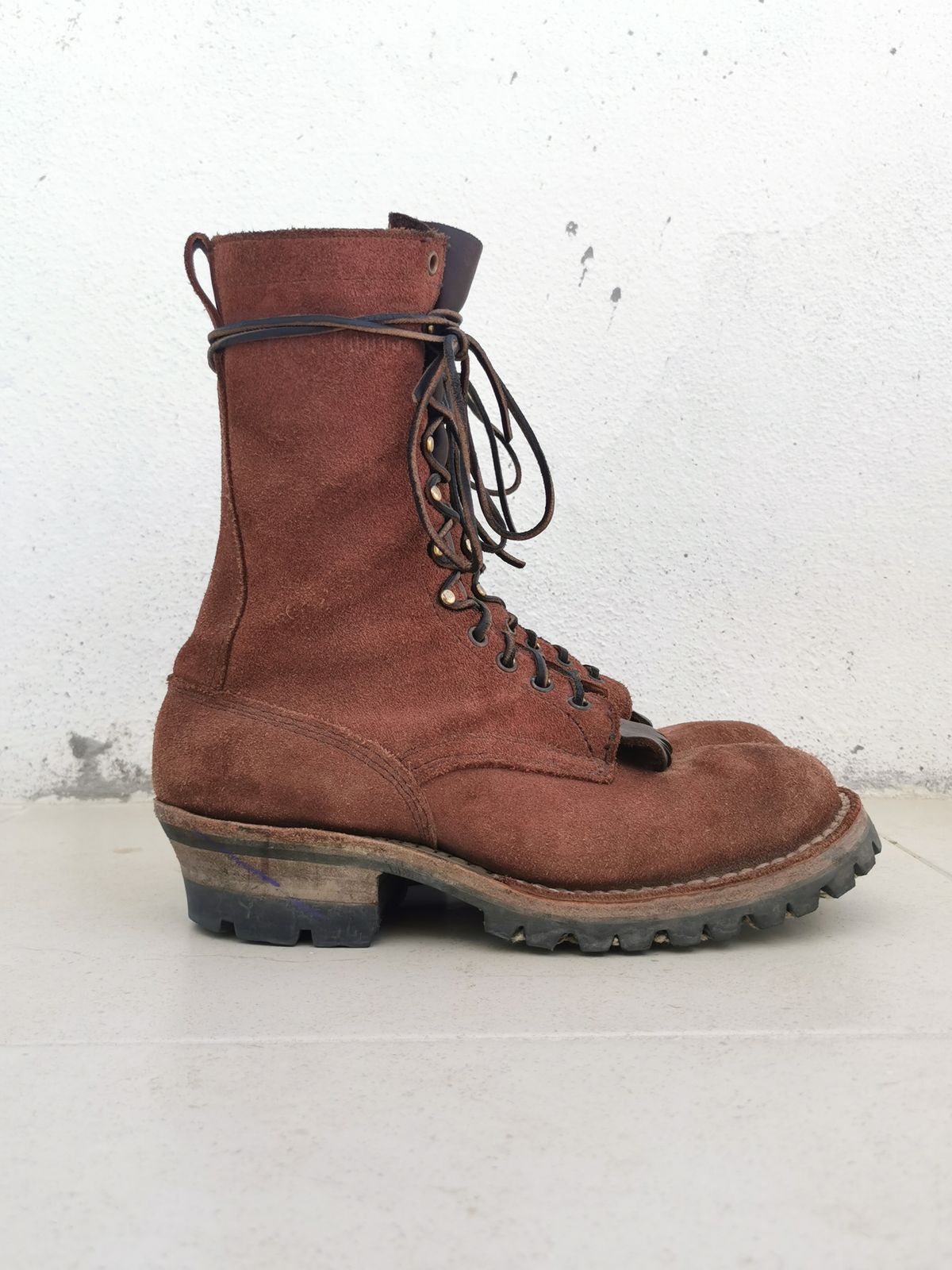 Photo by david on November 1, 2023 of the Drew's Boots DROP10V in Seidel Elk Tan Roughout.