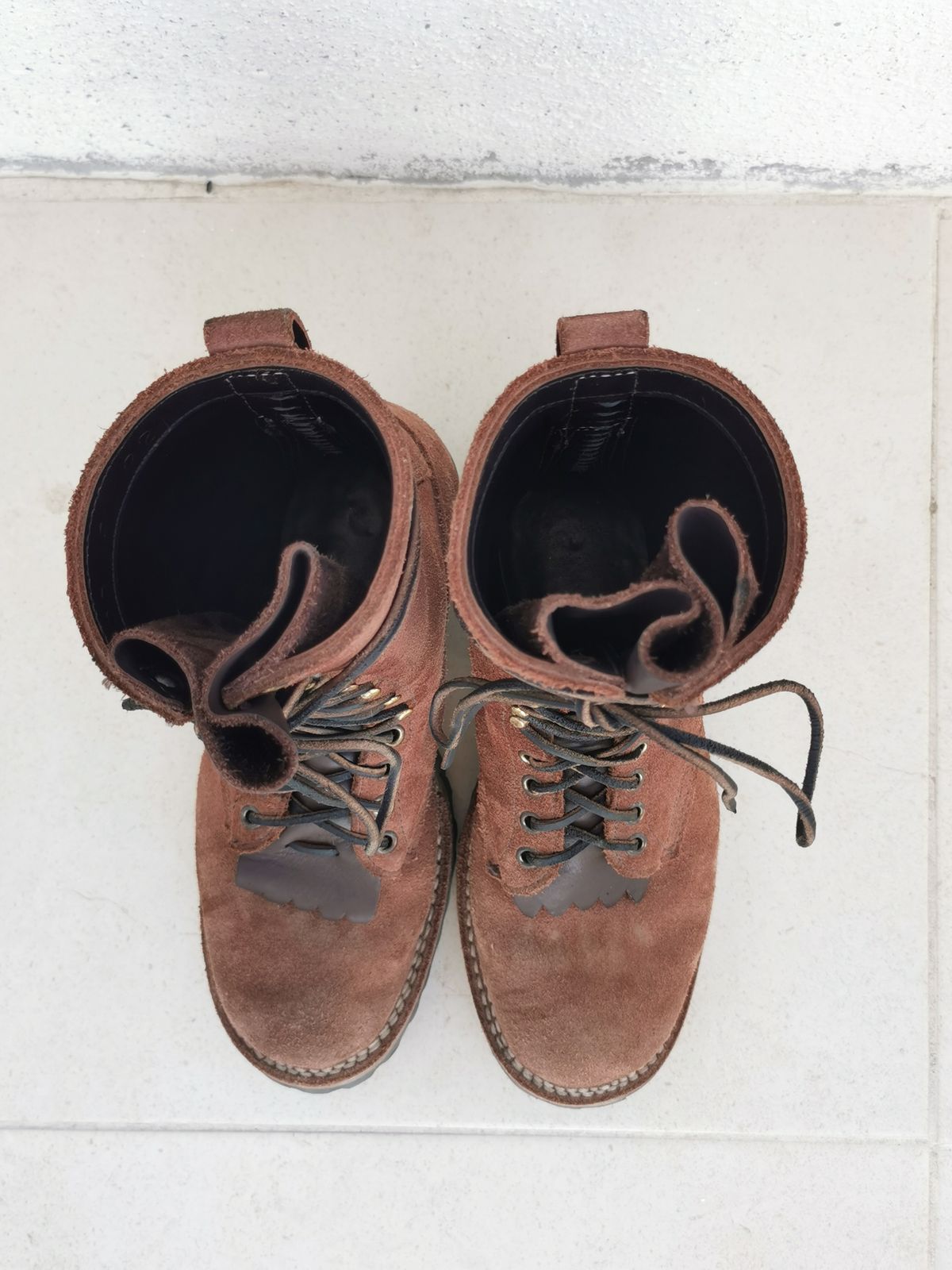 Photo by david on November 1, 2023 of the Drew's Boots DROP10V in Seidel Elk Tan Roughout.