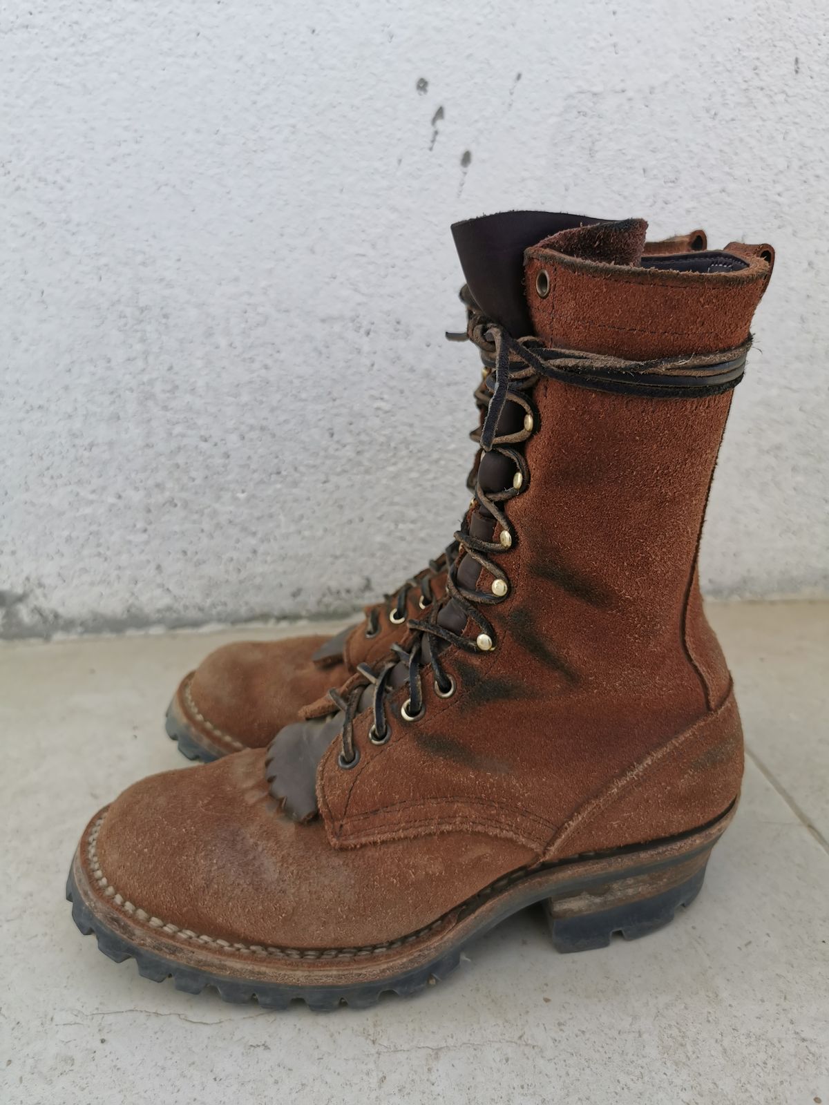 Photo by david on January 2, 2024 of the Drew's Boots DROP10V in Seidel Elk Tan Roughout.