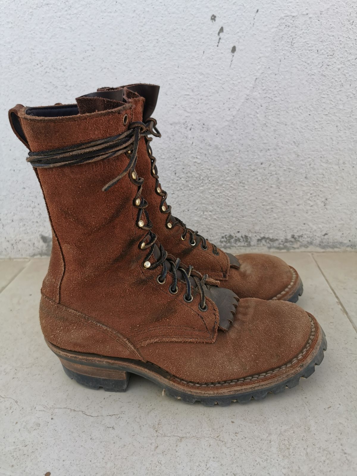 Photo by david on January 2, 2024 of the Drew's Boots DROP10V in Seidel Elk Tan Roughout.