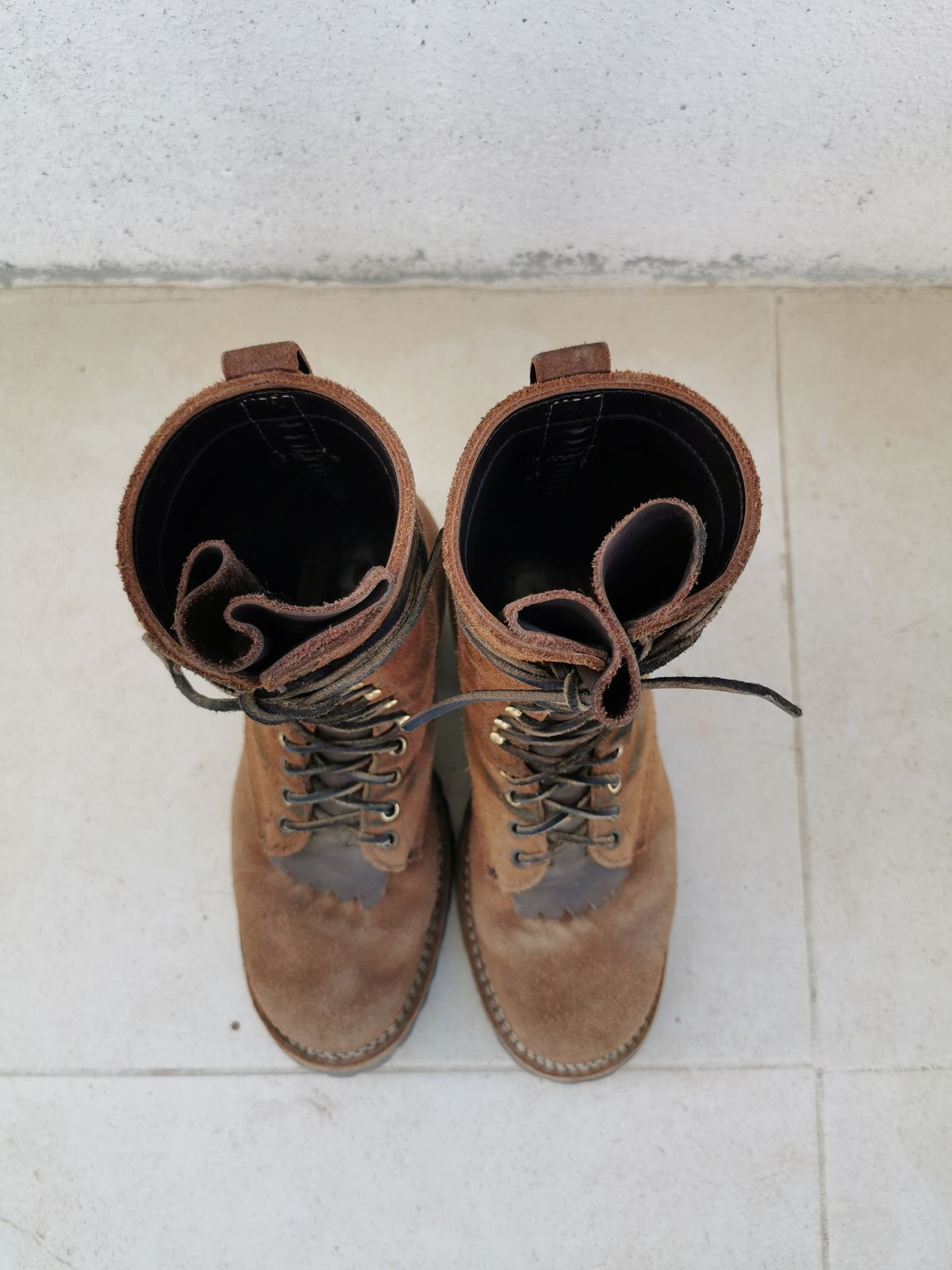 Photo by david on January 2, 2024 of the Drew's Boots DROP10V in Seidel Elk Tan Roughout.