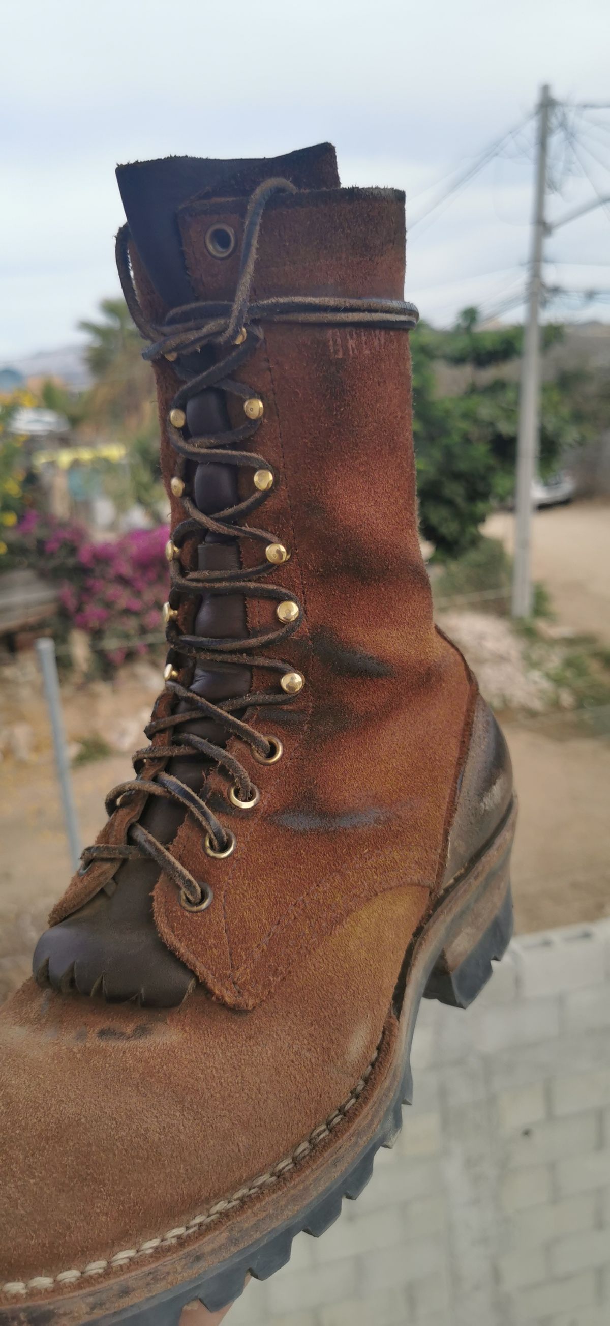 Photo by david on March 1, 2024 of the Drew's Boots DROP10V in Seidel Elk Tan Roughout.
