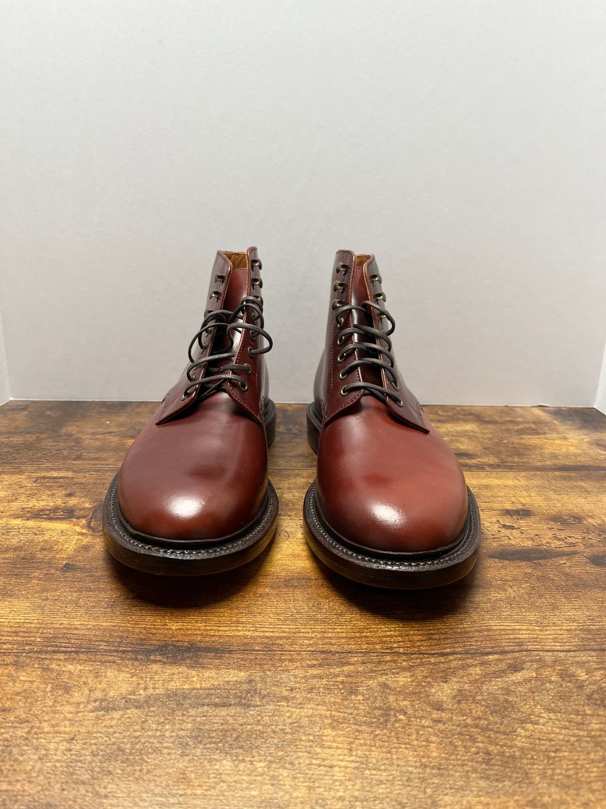 Photo by tosh on October 1, 2023 of the Grant Stone Edward Boot in Horween Garnet Shell Cordovan.