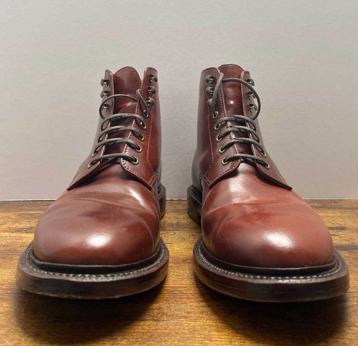 Photo by tosh on January 2, 2024 of the Grant Stone Edward Boot in Horween Garnet Shell Cordovan.