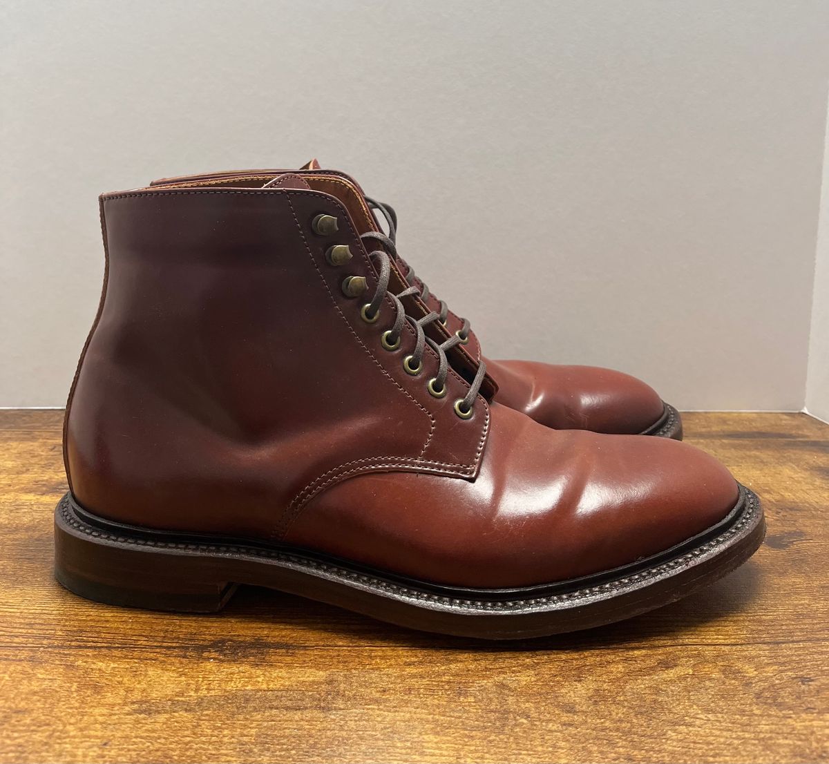 Photo by tosh on January 2, 2024 of the Grant Stone Edward Boot in Horween Garnet Shell Cordovan.
