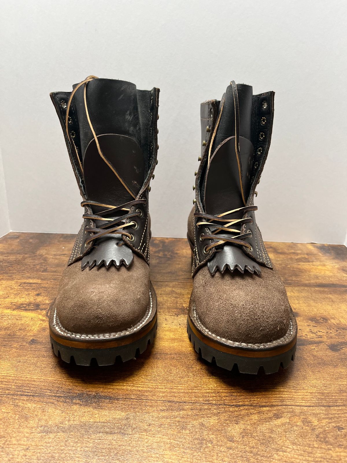 Photo by tosh on October 1, 2023 of the Drew's Boots 8-Inch Logger in Brown Combo.