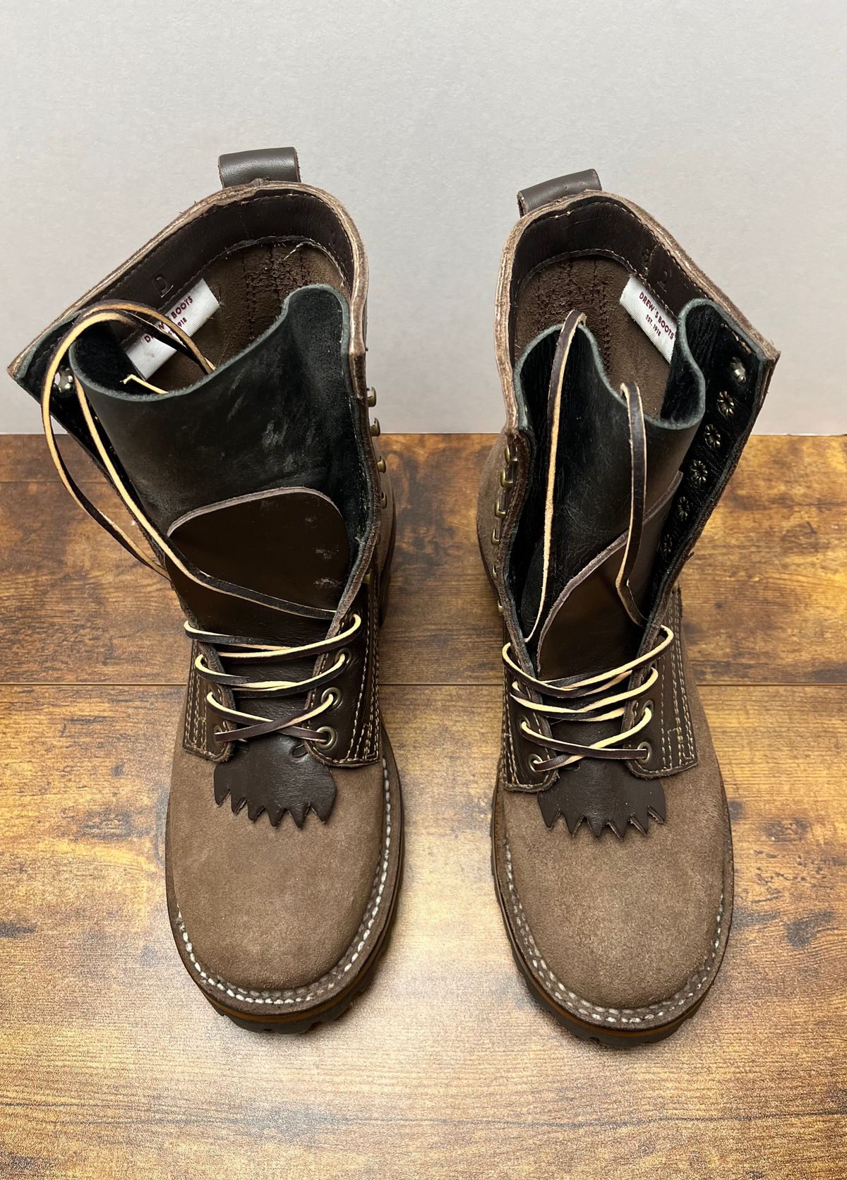 Photo by tosh on October 1, 2023 of the Drew's Boots 8-Inch Logger in Brown Combo.