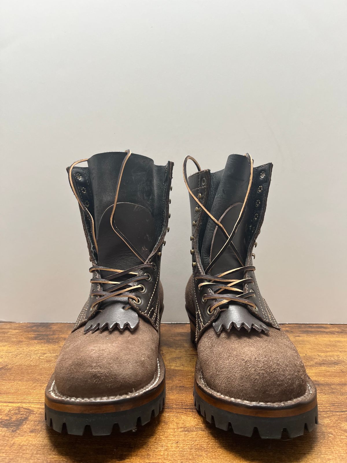 Photo by tosh on November 5, 2023 of the Drew's Boots 8-Inch Logger in Brown Combo.