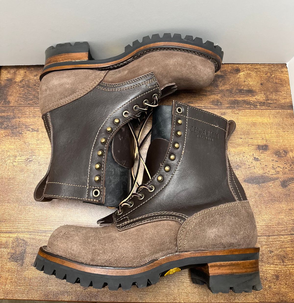 Photo by tosh on November 5, 2023 of the Drew's Boots 8-Inch Logger in Brown Combo.