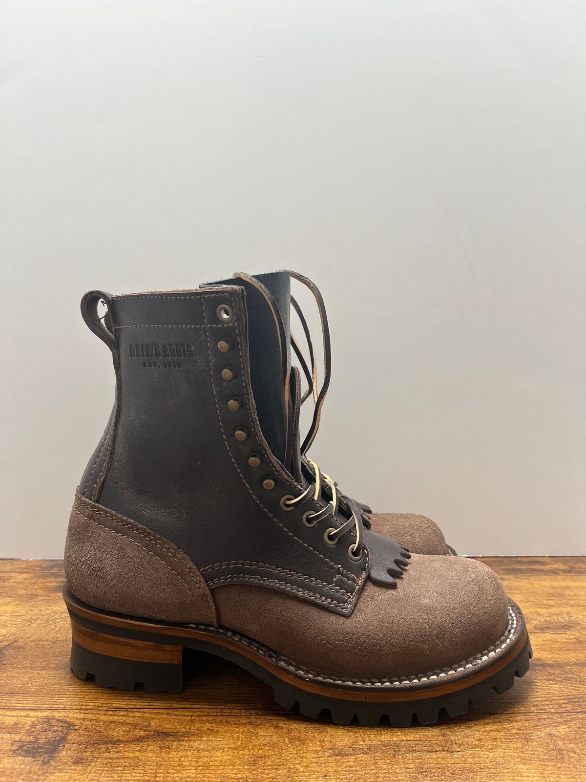 Photo by tosh on November 5, 2023 of the Drew's Boots 8-Inch Logger in Brown Combo.
