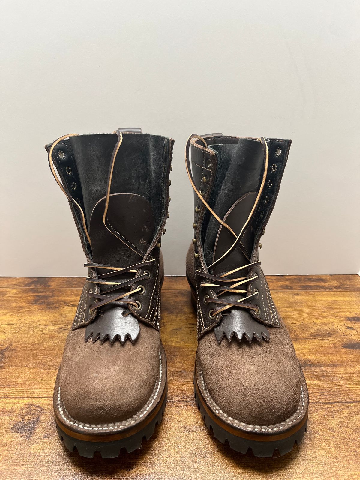Photo by tosh on November 5, 2023 of the Drew's Boots 8-Inch Logger in Brown Combo.
