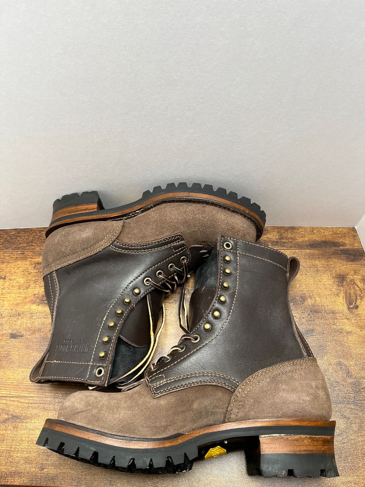 Photo by tosh on December 5, 2023 of the Drew's Boots 8-Inch Logger in Brown Combo.