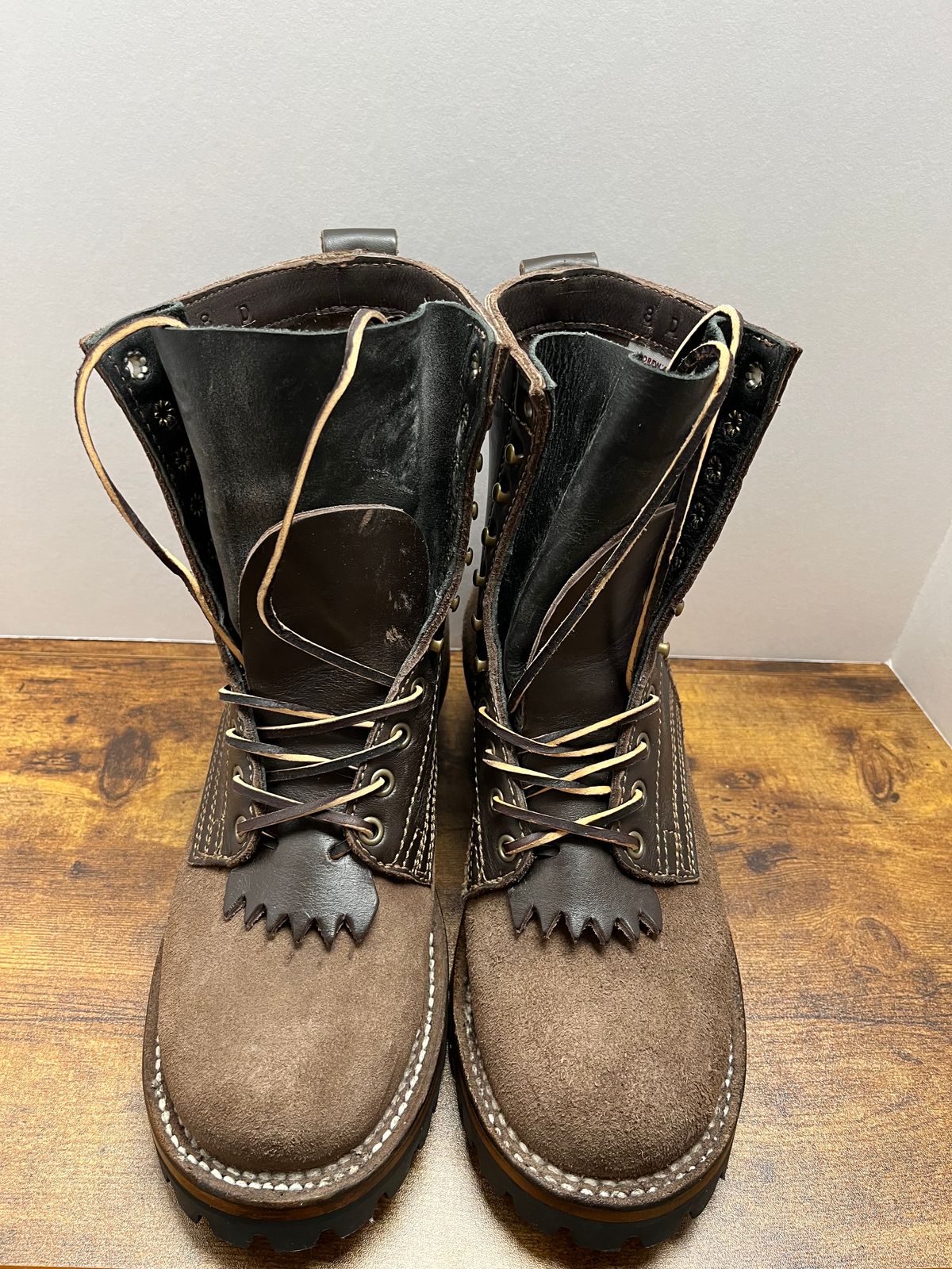 Photo by tosh on December 5, 2023 of the Drew's Boots 8-Inch Logger in Brown Combo.