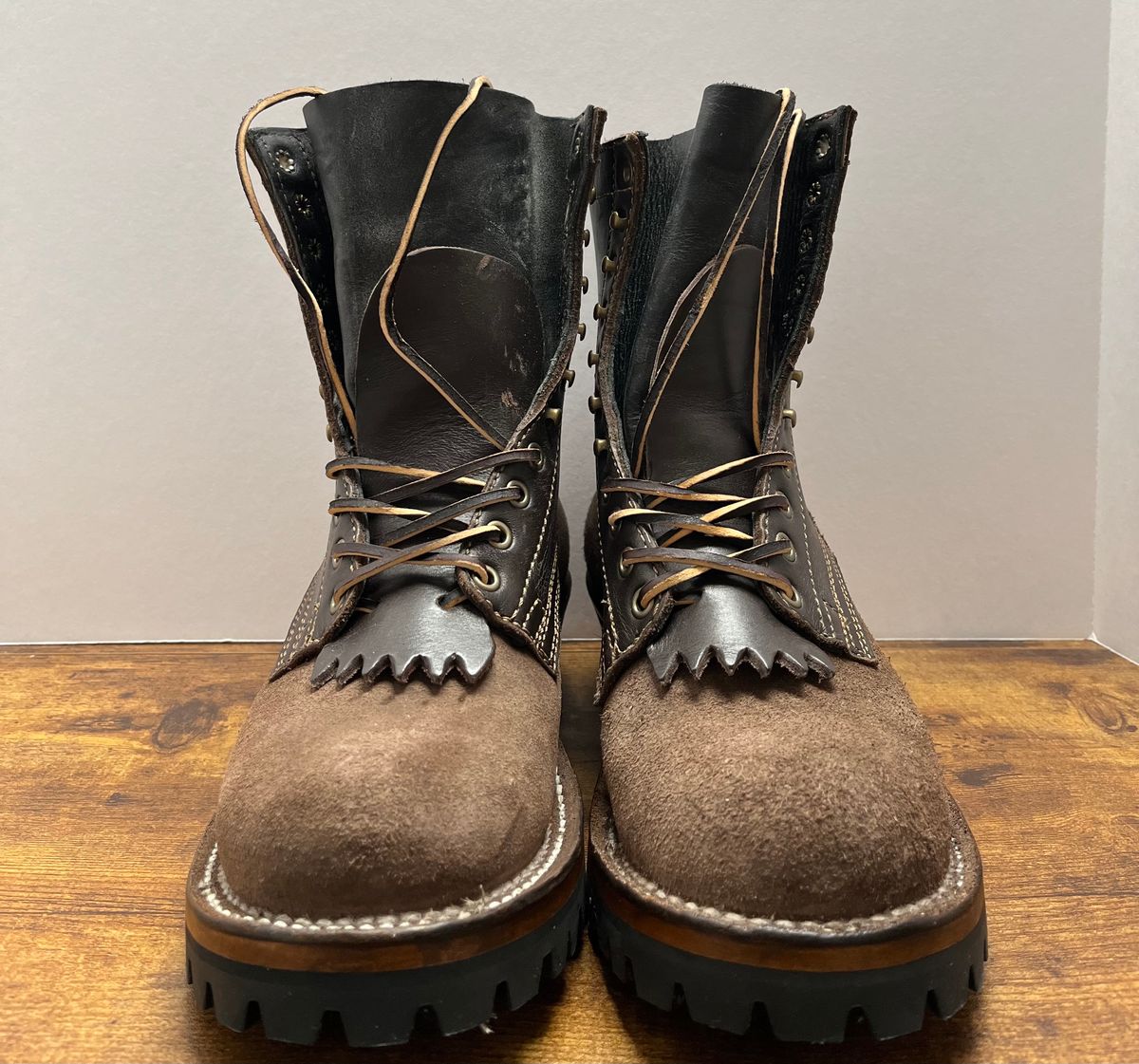 Photo by tosh on December 5, 2023 of the Drew's Boots 8-Inch Logger in Brown Combo.