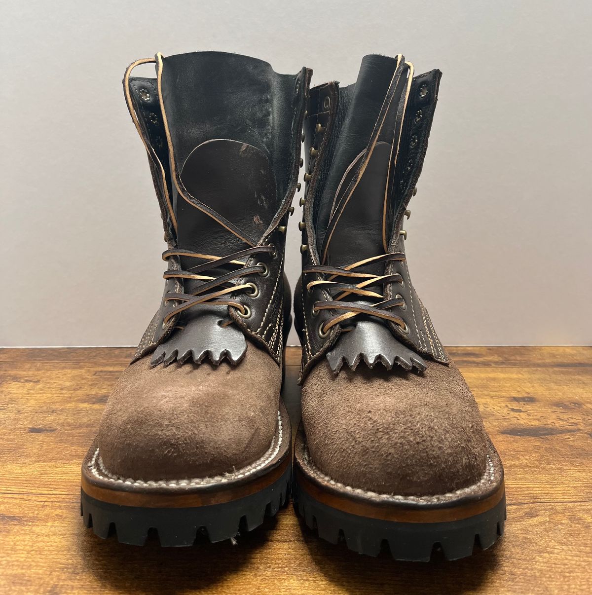 Photo by tosh on January 2, 2024 of the Drew's Boots 8-Inch Logger in Brown Combo.