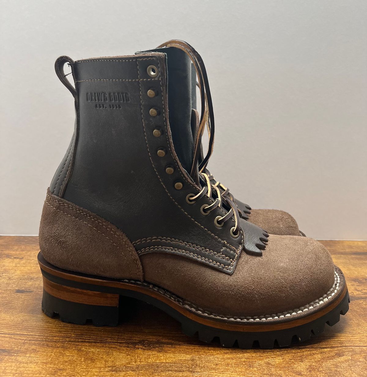 Photo by tosh on January 2, 2024 of the Drew's Boots 8-Inch Logger in Brown Combo.